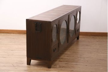 箪笥ローボードをリペア&カスタム!木製脚、取っ手を取り付け。建具3枚は結霜ガラス、1枚はミラーを組み入れ。背面穴開け加工。濃い茶色で着色し仕上げ。(丸窓、リビングボード、収納棚、戸棚)