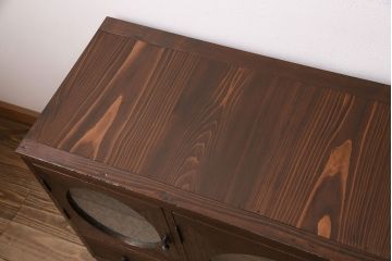 箪笥ローボードをリペア&カスタム!木製脚、取っ手を取り付け。建具3枚は結霜ガラス、1枚はミラーを組み入れ。背面穴開け加工。濃い茶色で着色し仕上げ。(丸窓、リビングボード、収納棚、戸棚)