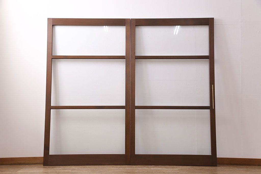 ガラス戸2枚をリペア&カスタム!設置場所に合わせてリサイズ。引き手の交換。戸車は取り外し、濃い茶色で着色し仕上げ。(引き戸、建具)