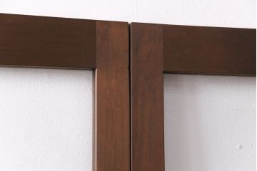 ガラス戸2枚をリペア&カスタム!設置場所に合わせてリサイズ。引き手の交換。戸車は取り外し、濃い茶色で着色し仕上げ。(引き戸、建具)