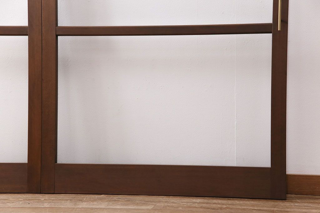 ガラス戸2枚をリペア&カスタム!設置場所に合わせてリサイズ。引き手の交換。戸車は取り外し、濃い茶色で着色し仕上げ。(引き戸、建具)