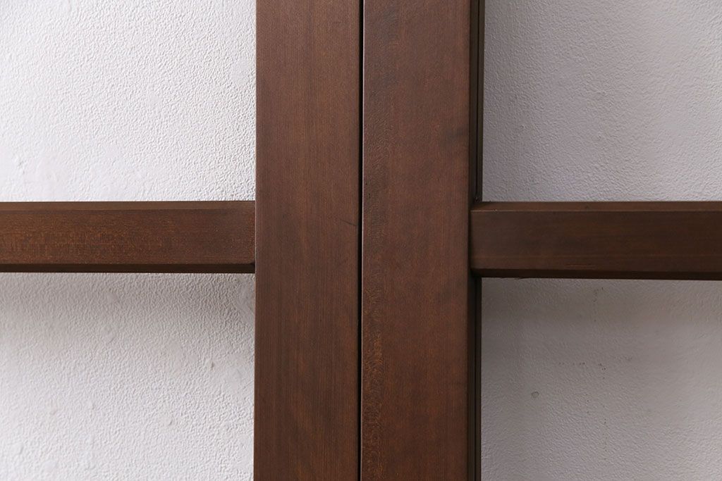 ガラス戸2枚をリペア&カスタム!設置場所に合わせてリサイズ。引き手の交換。戸車は取り外し、濃い茶色で着色し仕上げ。(引き戸、建具)