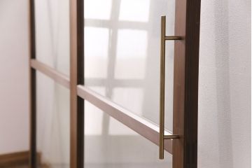 ガラス戸2枚をリペア&カスタム!設置場所に合わせてリサイズ。引き手の交換。戸車は取り外し、濃い茶色で着色し仕上げ。(引き戸、建具)