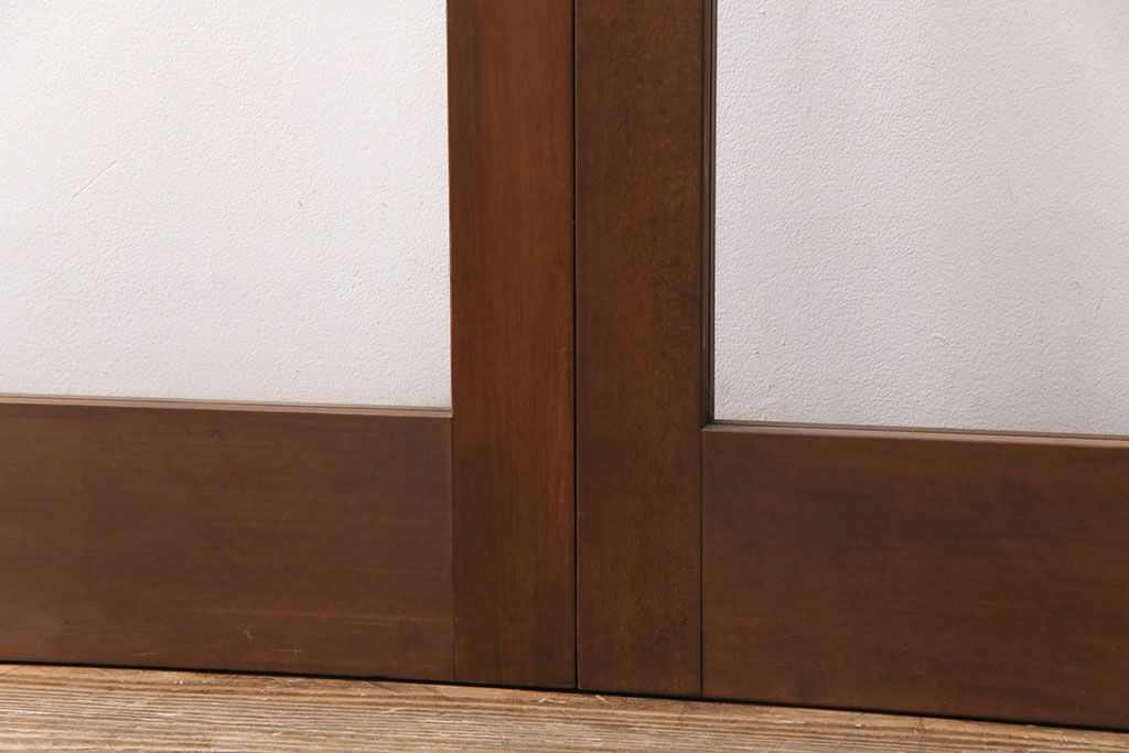 ガラス戸2枚をリペア&カスタム!設置場所に合わせてリサイズ。引き手の交換。戸車は取り外し、濃い茶色で着色し仕上げ。(引き戸、建具)