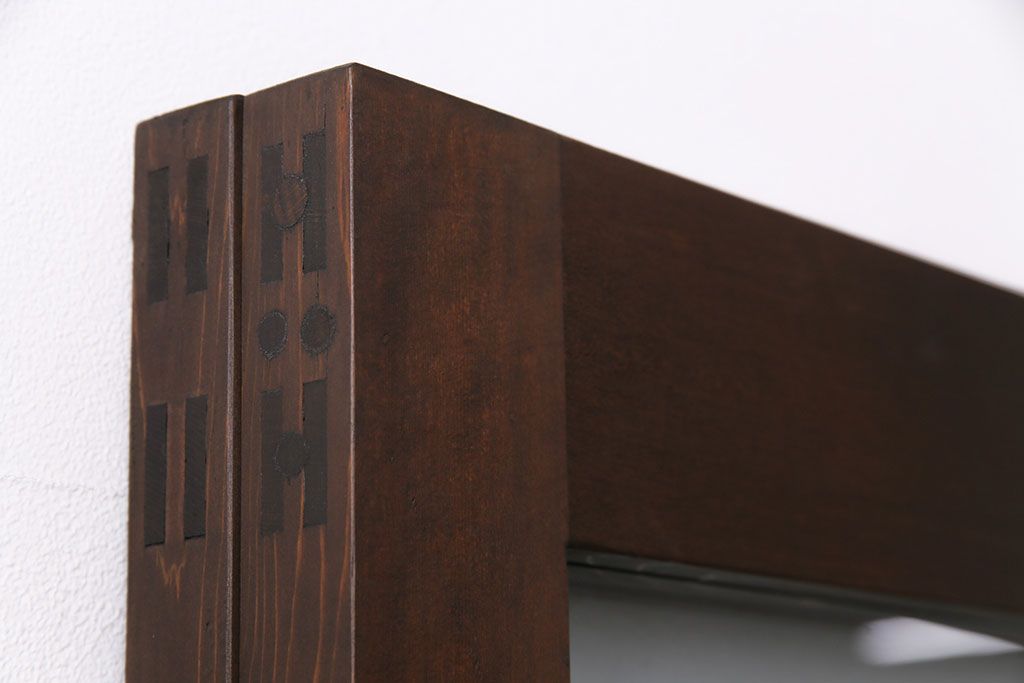 ガラス戸2枚をリペア&カスタム!設置場所に合わせてリサイズ。引き手の交換。戸車は取り外し、濃い茶色で着色し仕上げ。(引き戸、建具)