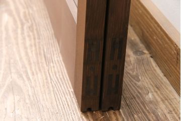 ガラス戸2枚をリペア&カスタム!設置場所に合わせてリサイズ。引き手の交換。戸車は取り外し、濃い茶色で着色し仕上げ。(引き戸、建具)