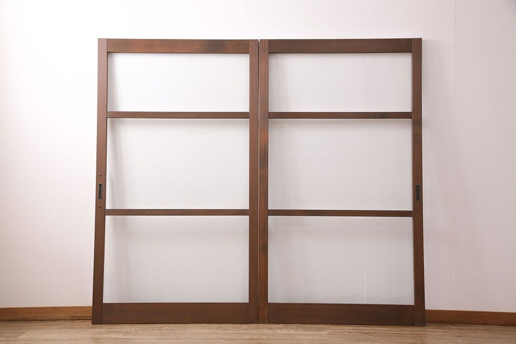 ガラス戸2枚をリペア&カスタム!設置場所に合わせてリサイズ。引き手の交換。戸車は取り外し、濃い茶色で着色し仕上げ。(引き戸、建具)