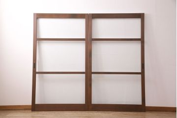 ガラス戸2枚をリペア&カスタム!設置場所に合わせてリサイズ。引き手の交換。戸車は取り外し、濃い茶色で着色し仕上げ。(引き戸、建具)