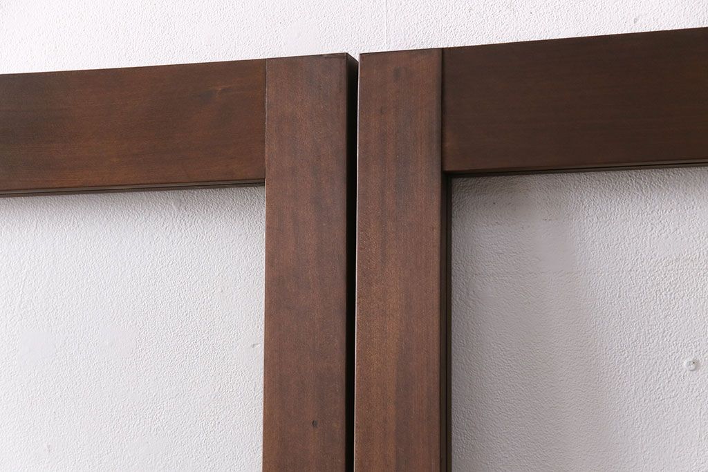 ガラス戸2枚をリペア&カスタム!設置場所に合わせてリサイズ。引き手の交換。戸車は取り外し、濃い茶色で着色し仕上げ。(引き戸、建具)