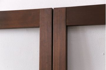 ガラス戸2枚をリペア&カスタム!設置場所に合わせてリサイズ。引き手の交換。戸車は取り外し、濃い茶色で着色し仕上げ。(引き戸、建具)