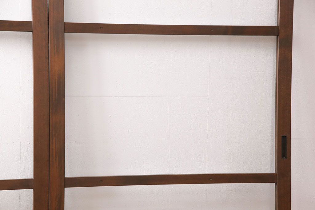 ガラス戸2枚をリペア&カスタム!設置場所に合わせてリサイズ。引き手の交換。戸車は取り外し、濃い茶色で着色し仕上げ。(引き戸、建具)