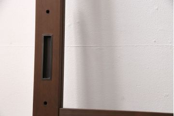 ガラス戸2枚をリペア&カスタム!設置場所に合わせてリサイズ。引き手の交換。戸車は取り外し、濃い茶色で着色し仕上げ。(引き戸、建具)