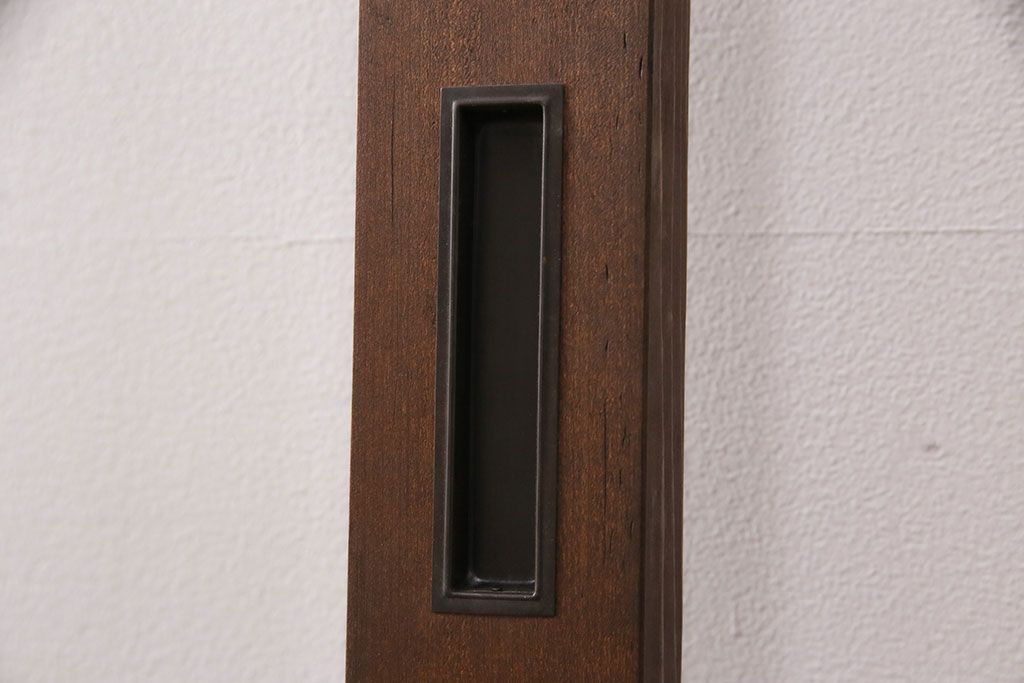 ガラス戸2枚をリペア&カスタム!設置場所に合わせてリサイズ。引き手の交換。戸車は取り外し、濃い茶色で着色し仕上げ。(引き戸、建具)