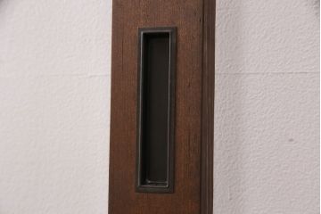 ガラス戸2枚をリペア&カスタム!設置場所に合わせてリサイズ。引き手の交換。戸車は取り外し、濃い茶色で着色し仕上げ。(引き戸、建具)