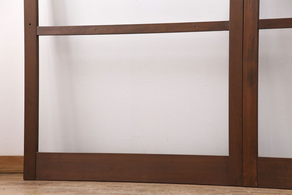 ガラス戸2枚をリペア&カスタム!設置場所に合わせてリサイズ。引き手の交換。戸車は取り外し、濃い茶色で着色し仕上げ。(引き戸、建具)