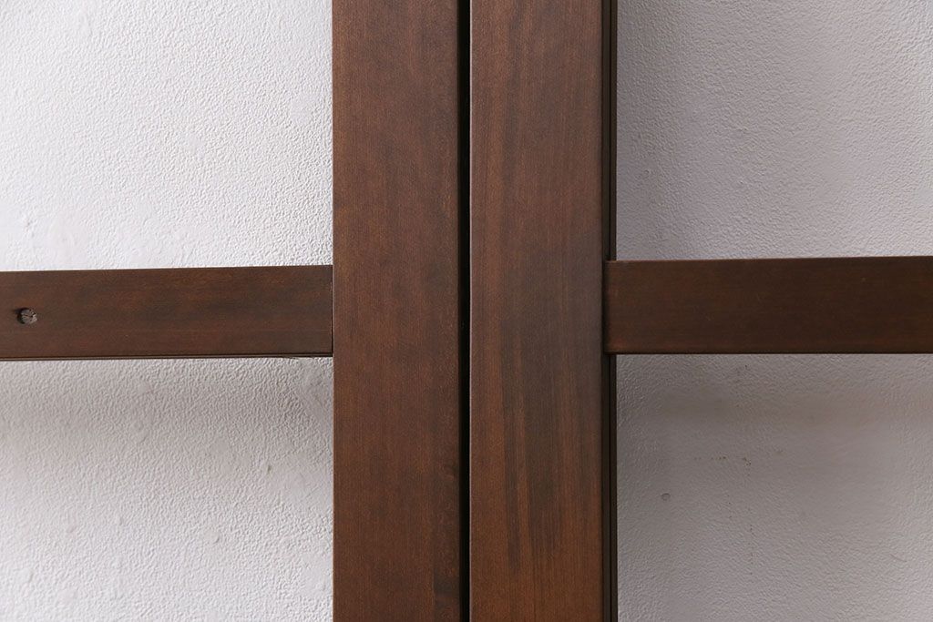 ガラス戸2枚をリペア&カスタム!設置場所に合わせてリサイズ。引き手の交換。戸車は取り外し、濃い茶色で着色し仕上げ。(引き戸、建具)