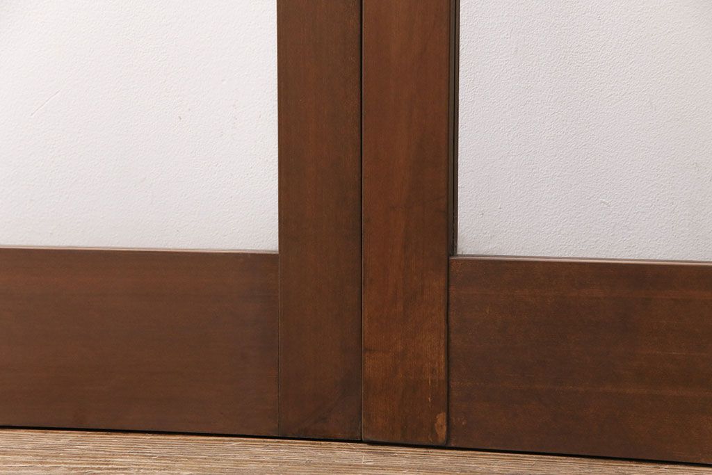 ガラス戸2枚をリペア&カスタム!設置場所に合わせてリサイズ。引き手の交換。戸車は取り外し、濃い茶色で着色し仕上げ。(引き戸、建具)