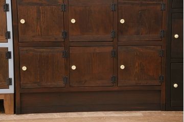 マス目棚3点をリペア&カスタム!。、3点の高さを揃えるため、左右のマス目棚は脚をカット、中央のマス目棚は土台を新たに製作。(収納棚、下駄箱、戸棚)