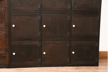 マス目棚3点をリペア&カスタム!。、3点の高さを揃えるため、左右のマス目棚は脚をカット、中央のマス目棚は土台を新たに製作。(収納棚、下駄箱、戸棚)