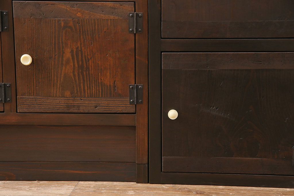 マス目棚3点をリペア&カスタム!。、3点の高さを揃えるため、左右のマス目棚は脚をカット、中央のマス目棚は土台を新たに製作。(収納棚、下駄箱、戸棚)