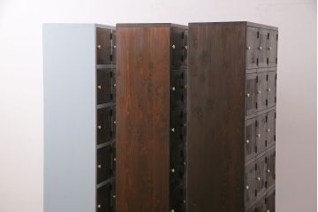 マス目棚3点をリペア&カスタム!。、3点の高さを揃えるため、左右のマス目棚は脚をカット、中央のマス目棚は土台を新たに製作。(収納棚、下駄箱、戸棚)