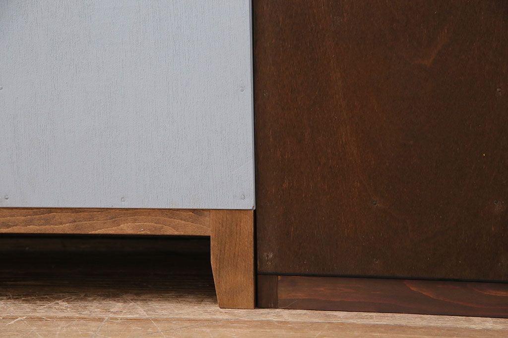 マス目棚3点をリペア&カスタム!。、3点の高さを揃えるため、左右のマス目棚は脚をカット、中央のマス目棚は土台を新たに製作。(収納棚、下駄箱、戸棚)