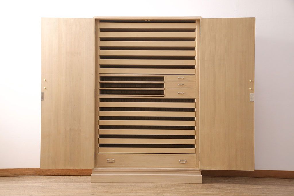 加茂総桐箪笥の見た目を変えずに綺麗にリペア!高品質リペアを施し、木地色仕上げ。(総桐たんす、衣装箪笥、着物箪笥、和タンス)