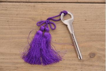 加茂総桐箪笥の見た目を変えずに綺麗にリペア!高品質リペアを施し、木地色仕上げ。(総桐たんす、衣装箪笥、着物箪笥、和タンス)