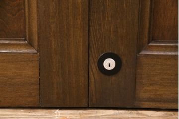 ガラス戸4枚をリペア&カスタム!クリアガラスに入れ替え。戸車、サムターン錠を取り付け。外部用塗装で仕上げ。(引き戸、建具)