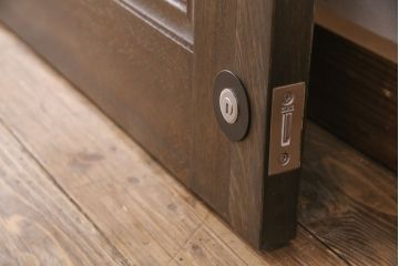 ガラス戸4枚をリペア&カスタム!クリアガラスに入れ替え。戸車、サムターン錠を取り付け。外部用塗装で仕上げ。(引き戸、建具)