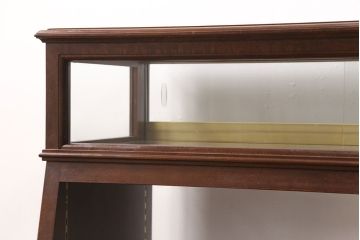 木製ガラスケースの見た目を変えずに綺麗にリペア!傷の補修を行い、ワックス仕上げ。(ショーケース、陳列棚)