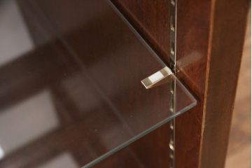 木製ガラスケースの見た目を変えずに綺麗にリペア!傷の補修を行い、ワックス仕上げ。(ショーケース、陳列棚)
