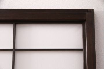 雪見障子戸4枚をリペア&カスタム!設置場所に合わせてリサイズ。設置場所に合わせてリサイズ。可動部分は開けた状態で固定できるように加工。障子はプラスチック障子に張り替え。濃い茶色で着色し仕上げ。(引き戸、擦り上げ障子戸、擦上障子戸、建具)