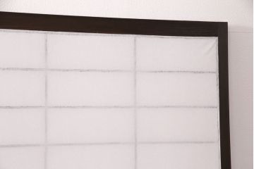 雪見障子戸4枚をリペア&カスタム!設置場所に合わせてリサイズ。設置場所に合わせてリサイズ。可動部分は開けた状態で固定できるように加工。障子はプラスチック障子に張り替え。濃い茶色で着色し仕上げ。(引き戸、擦り上げ障子戸、擦上障子戸、建具)