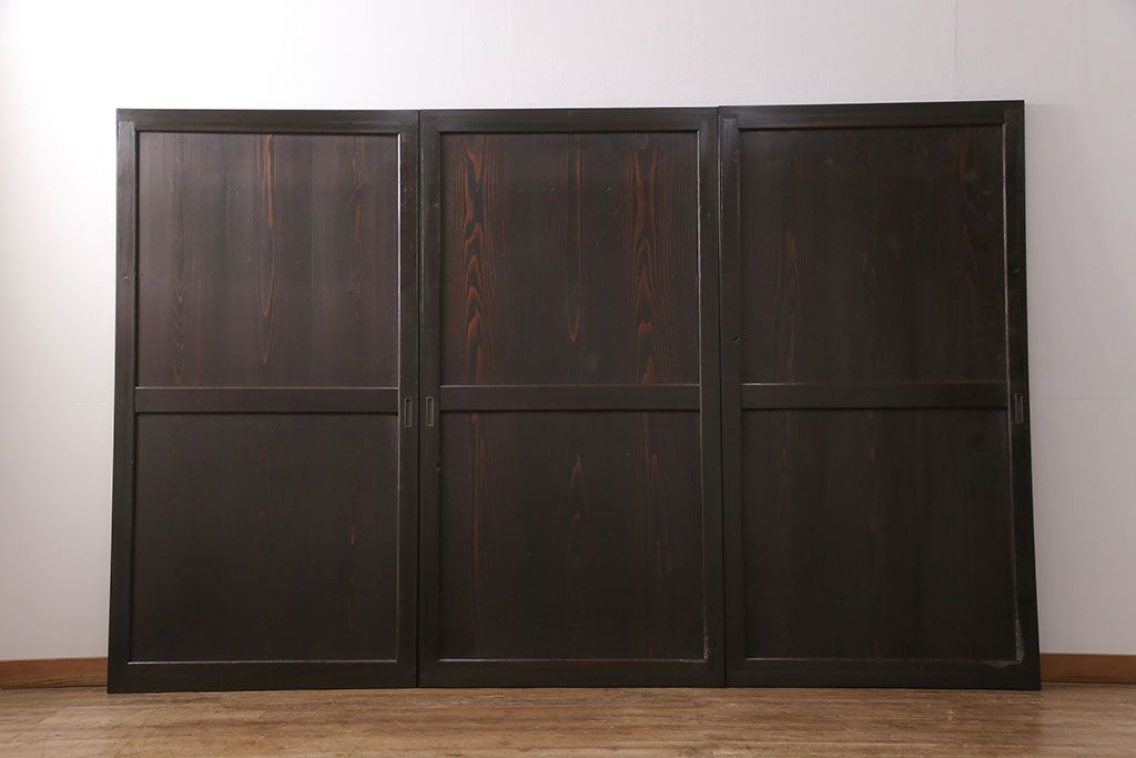 明治期の帯戸をリペア&カスタム!設置場所に合わせてリサイズし、吊り戸仕様に加工。濃い茶色で着色し仕上げ。(引き戸、建具)