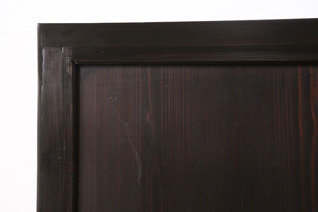 明治期の帯戸をリペア&カスタム!設置場所に合わせてリサイズし、吊り戸仕様に加工。濃い茶色で着色し仕上げ。(引き戸、建具)