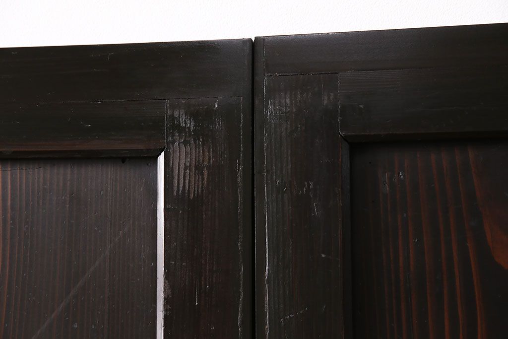 明治期の帯戸をリペア&カスタム!設置場所に合わせてリサイズし、吊り戸仕様に加工。濃い茶色で着色し仕上げ。(引き戸、建具)