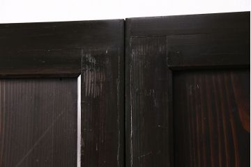 明治期の帯戸をリペア&カスタム!設置場所に合わせてリサイズし、吊り戸仕様に加工。濃い茶色で着色し仕上げ。(引き戸、建具)