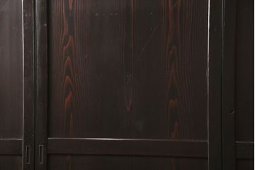 明治期の帯戸をリペア&カスタム!設置場所に合わせてリサイズし、吊り戸仕様に加工。濃い茶色で着色し仕上げ。(引き戸、建具)