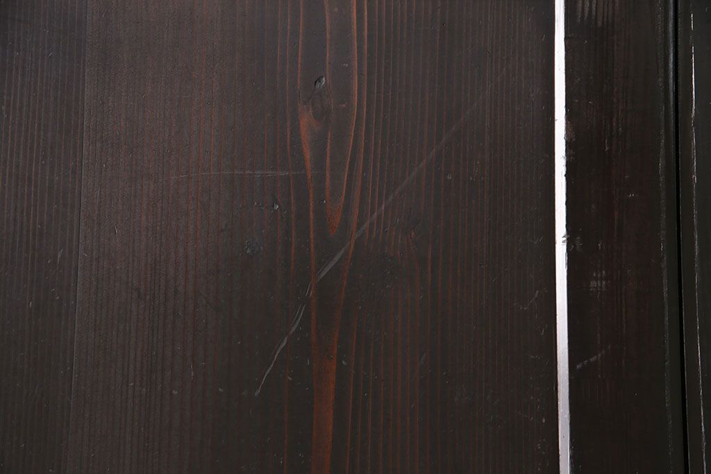 明治期の帯戸をリペア&カスタム!設置場所に合わせてリサイズし、吊り戸仕様に加工。濃い茶色で着色し仕上げ。(引き戸、建具)