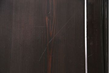 明治期の帯戸をリペア&カスタム!設置場所に合わせてリサイズし、吊り戸仕様に加工。濃い茶色で着色し仕上げ。(引き戸、建具)