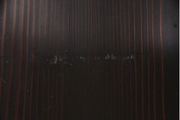 明治期の帯戸をリペア&カスタム!設置場所に合わせてリサイズし、吊り戸仕様に加工。濃い茶色で着色し仕上げ。(引き戸、建具)