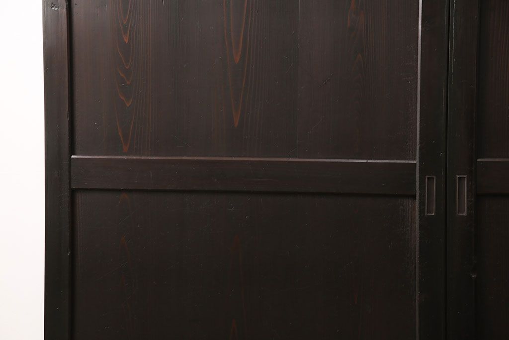 明治期の帯戸をリペア&カスタム!設置場所に合わせてリサイズし、吊り戸仕様に加工。濃い茶色で着色し仕上げ。(引き戸、建具)