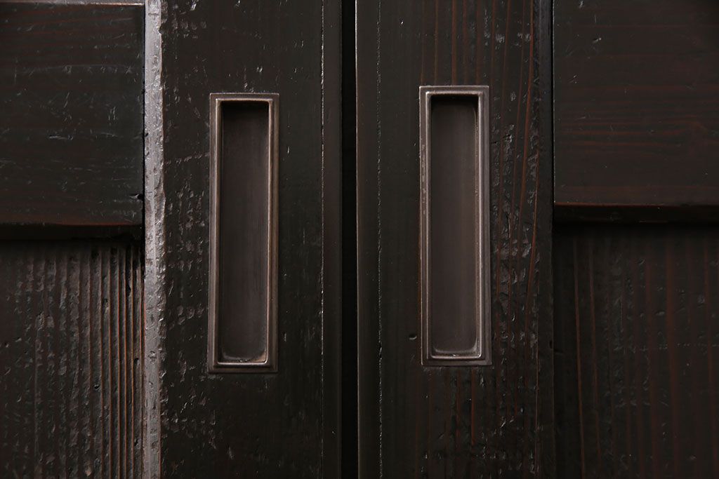 明治期の帯戸をリペア&カスタム!設置場所に合わせてリサイズし、吊り戸仕様に加工。濃い茶色で着色し仕上げ。(引き戸、建具)