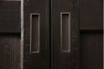 明治期の帯戸をリペア&カスタム!設置場所に合わせてリサイズし、吊り戸仕様に加工。濃い茶色で着色し仕上げ。(引き戸、建具)