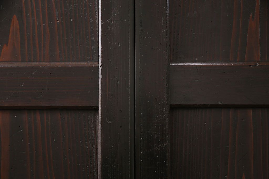 明治期の帯戸をリペア&カスタム!設置場所に合わせてリサイズし、吊り戸仕様に加工。濃い茶色で着色し仕上げ。(引き戸、建具)