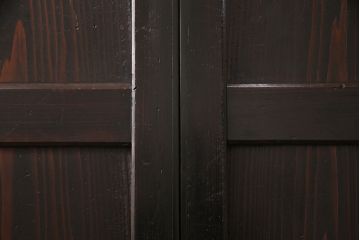 明治期の帯戸をリペア&カスタム!設置場所に合わせてリサイズし、吊り戸仕様に加工。濃い茶色で着色し仕上げ。(引き戸、建具)