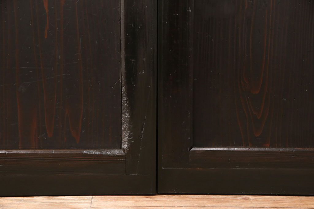 明治期の帯戸をリペア&カスタム!設置場所に合わせてリサイズし、吊り戸仕様に加工。濃い茶色で着色し仕上げ。(引き戸、建具)