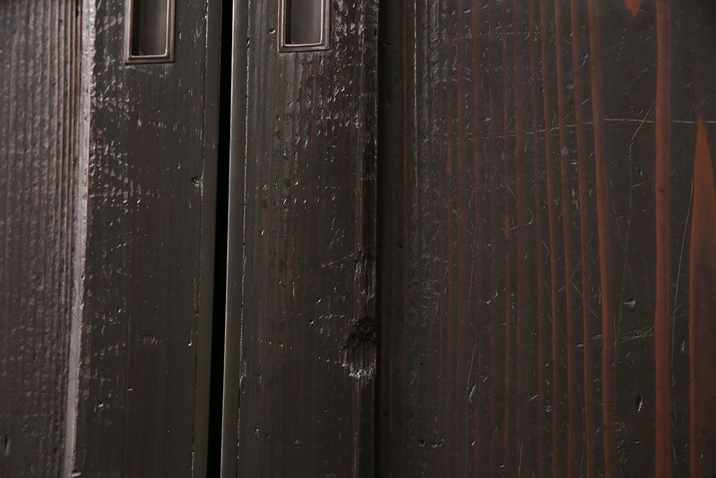 明治期の帯戸をリペア&カスタム!設置場所に合わせてリサイズし、吊り戸仕様に加工。濃い茶色で着色し仕上げ。(引き戸、建具)