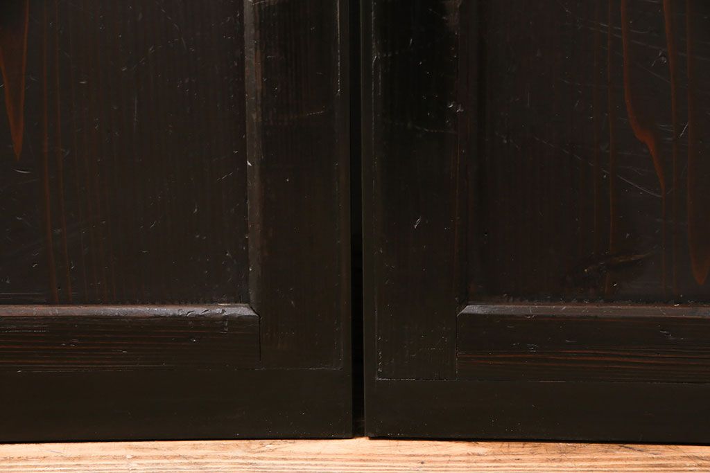 明治期の帯戸をリペア&カスタム!設置場所に合わせてリサイズし、吊り戸仕様に加工。濃い茶色で着色し仕上げ。(引き戸、建具)